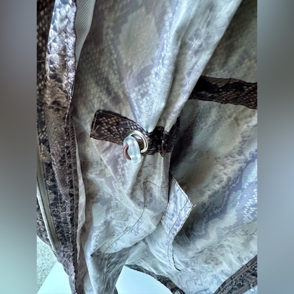 MICHAEL KORS WINDBREAKER JACKET, RAIN COAT, SNAKE PYTHON PRINT, PACKABLE size XL - Picture 9 of 13